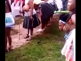 南アフリカの部族の女性の巨大なおっぱい