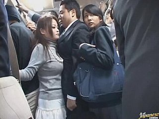 Nakal Asia Murid Memberi Blowjob Dalam sesak Bas