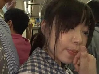 นักเรียนญี่ปุ่นได้รับหีเธอมือไวสั่นในรถบัส