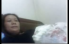 Porno Hookah Chinese MILF spielt mit ihren Titten