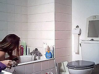моя сестра мочится и купания