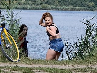 Mädchen, die einen nackten Kerl beobachten