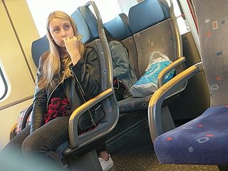 Mädchen auf Serie geschockt durch große Beule