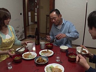 일본에서 가장 귀여운 여자는 남자가 그녀의 가슴을 살펴 수 있습니다